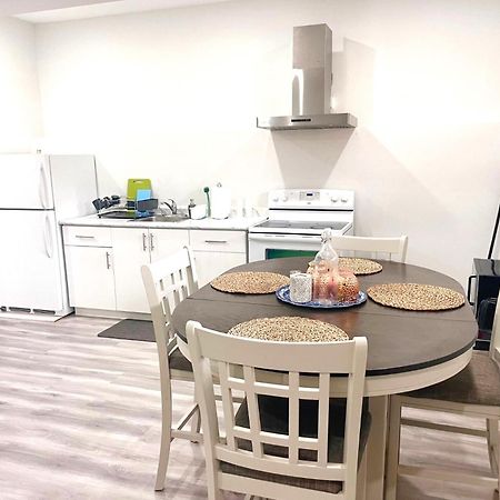Scarborough New 2-Bedroom Basement โตรอนโต ภายนอก รูปภาพ