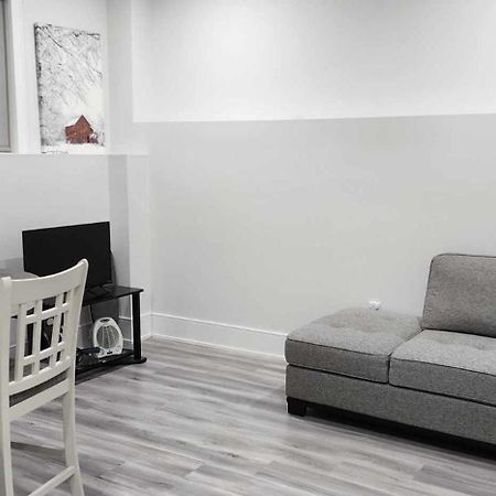 Scarborough New 2-Bedroom Basement โตรอนโต ภายนอก รูปภาพ