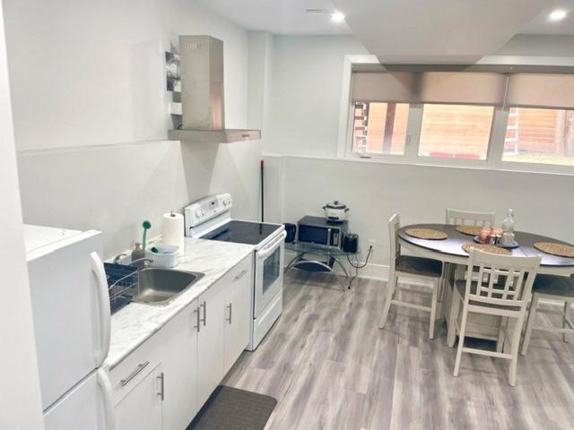 Scarborough New 2-Bedroom Basement โตรอนโต ภายนอก รูปภาพ